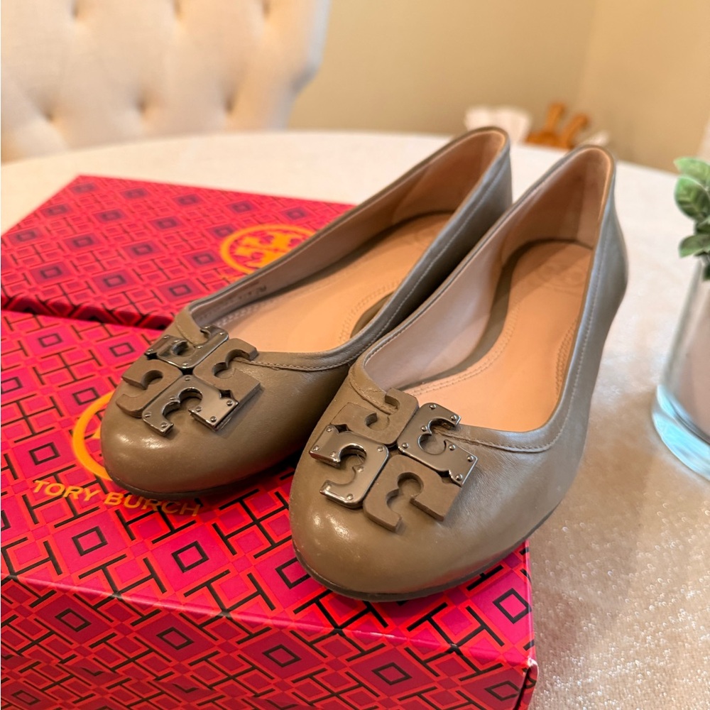 Tory Burch Women's Flats with Logo Accent, Size 7